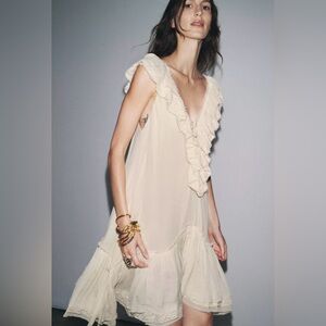ZARA ECRU RUFFLED LACE DRESS SIZE L